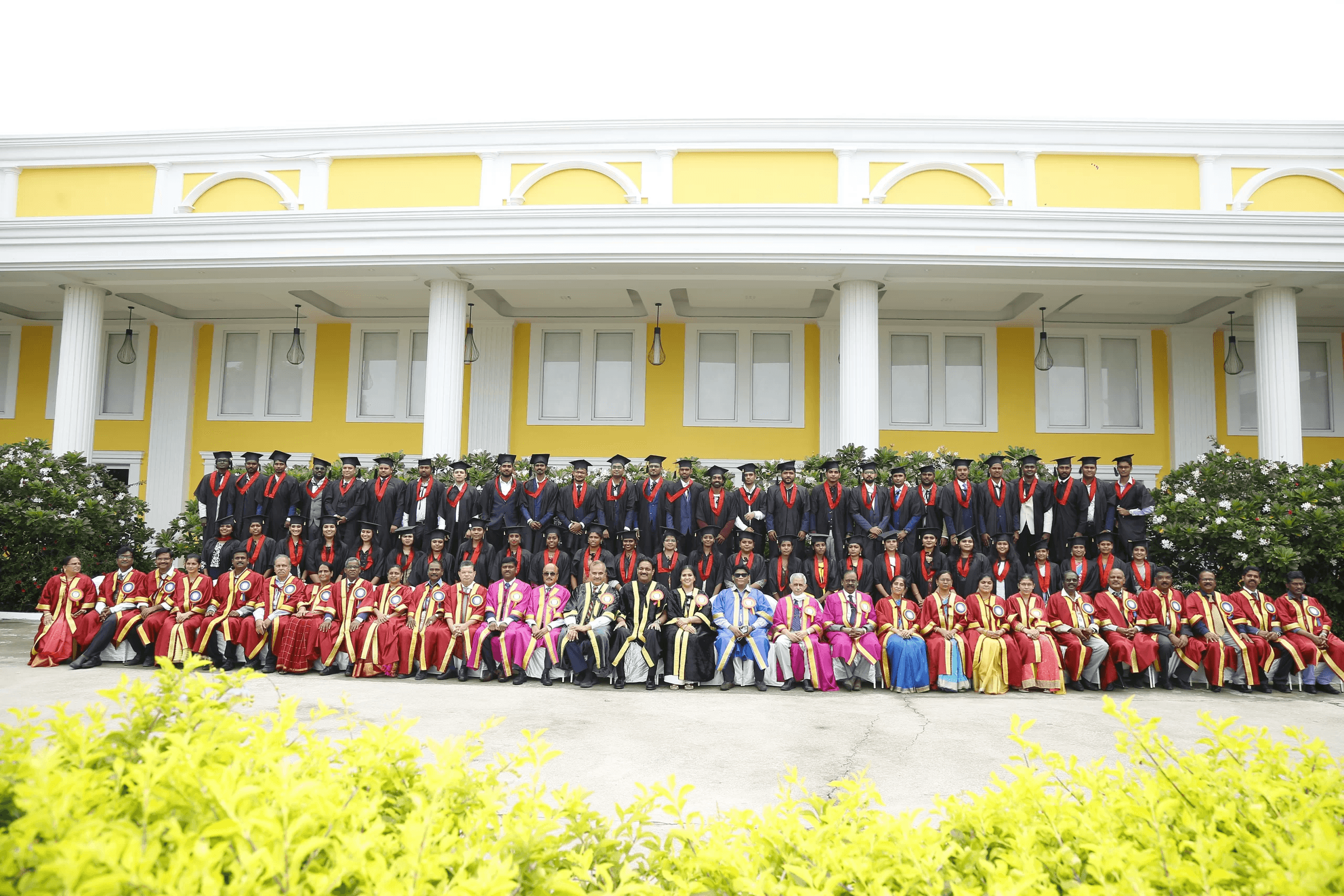 AVMCH graduands and faculty at the convocation group photograph